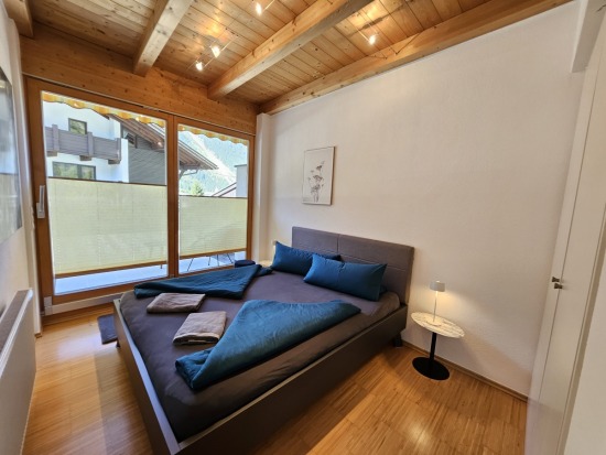 Schlafzimmer-Doppelbett-Dachterrasse-1