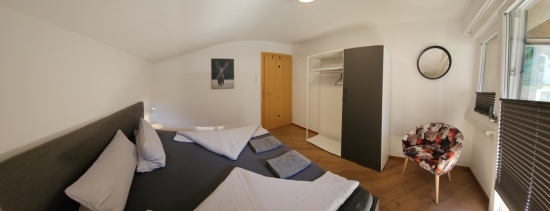 Schlafzimmer-Doppelbett-rechts-pano-2